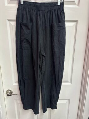Relaxed Wide-Leg Black Pants with Elastic Waist and Front Pockets